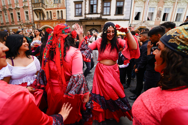 FOTOGALERIE: Prahou prošli v rámci festivalu Khamoro romští hudebníci a tanečnice