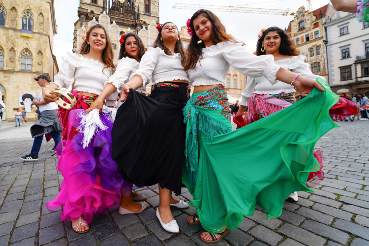 FOTOGALERIE: Prahou prošli v rámci festivalu Khamoro romští hudebníci a tanečnice