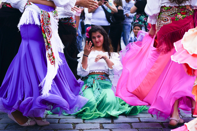 FOTOGALERIE: Prahou prošli v rámci festivalu Khamoro romští hudebníci a tanečnice