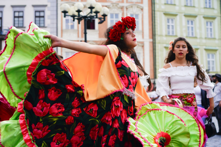 FOTOGALERIE: Prahou prošli v rámci festivalu Khamoro romští hudebníci a tanečnice