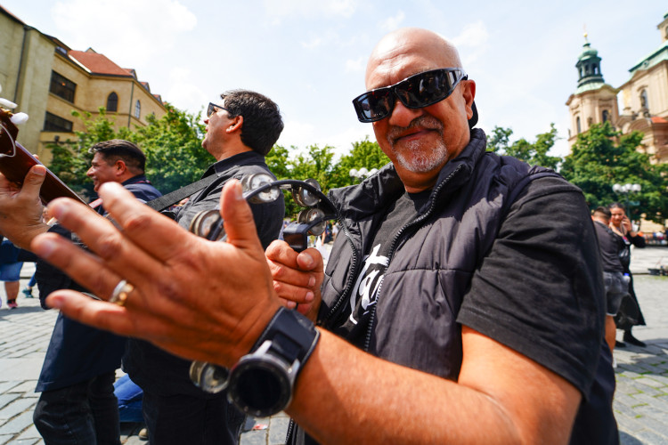 FOTOGALERIE: Prahou prošli v rámci festivalu Khamoro romští hudebníci a tanečnice