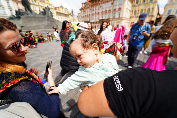 FOTOGALERIE: Prahou prošli v rámci festivalu Khamoro romští hudebníci a tanečnice