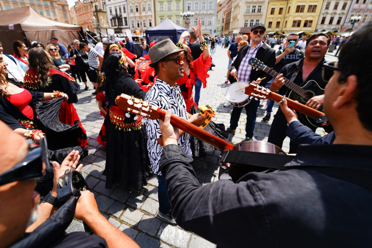 FOTOGALERIE: Prahou prošli v rámci festivalu Khamoro romští hudebníci a tanečnice