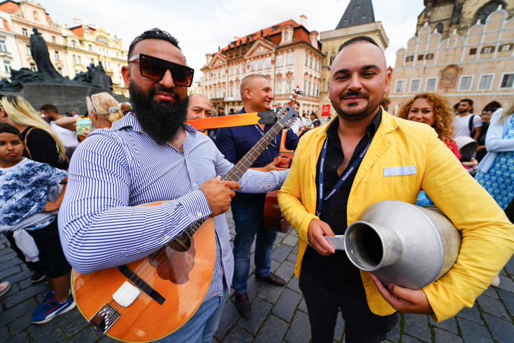 FOTOGALERIE: Prahou prošli v rámci festivalu Khamoro romští hudebníci a tanečnice