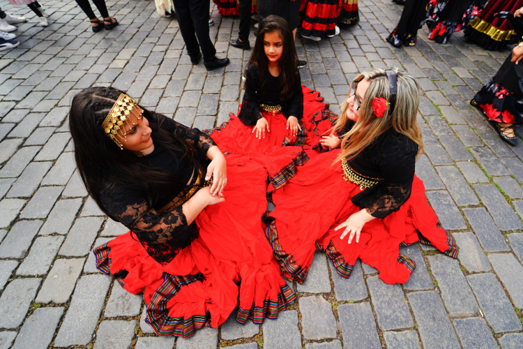 FOTOGALERIE: Prahou prošli v rámci festivalu Khamoro romští hudebníci a tanečnice