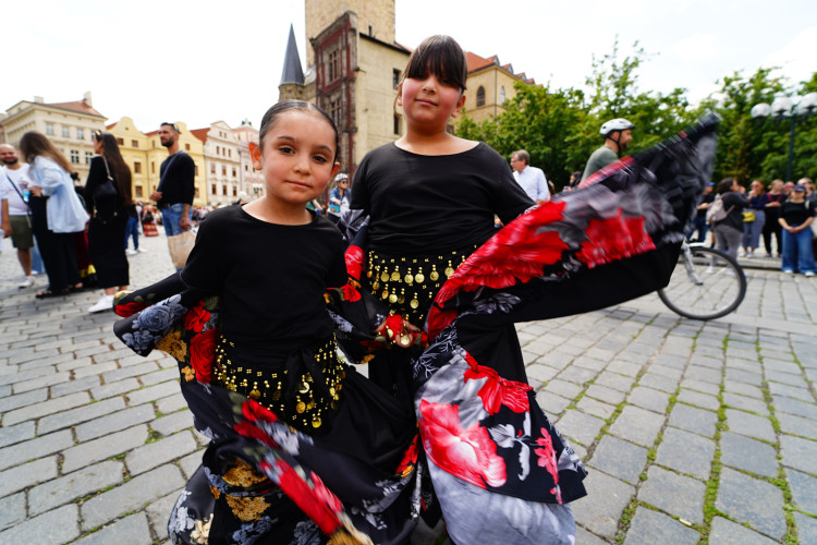 FOTOGALERIE: Prahou prošli v rámci festivalu Khamoro romští hudebníci a tanečnice