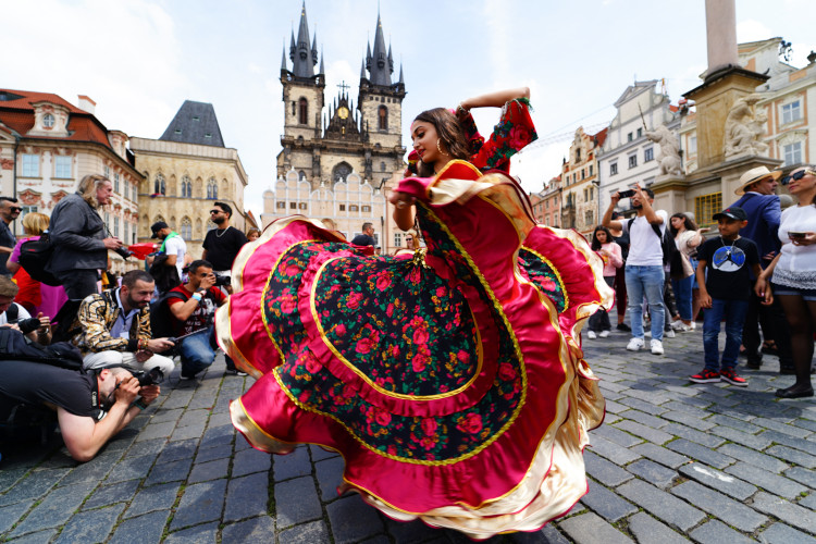 FOTOGALERIE: Prahou prošli v rámci festivalu Khamoro romští hudebníci a tanečnice
