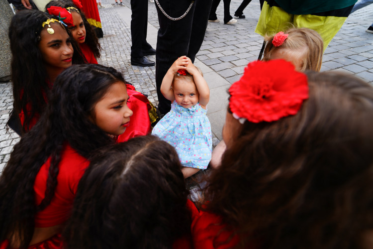 FOTOGALERIE: Prahou prošli v rámci festivalu Khamoro romští hudebníci a tanečnice