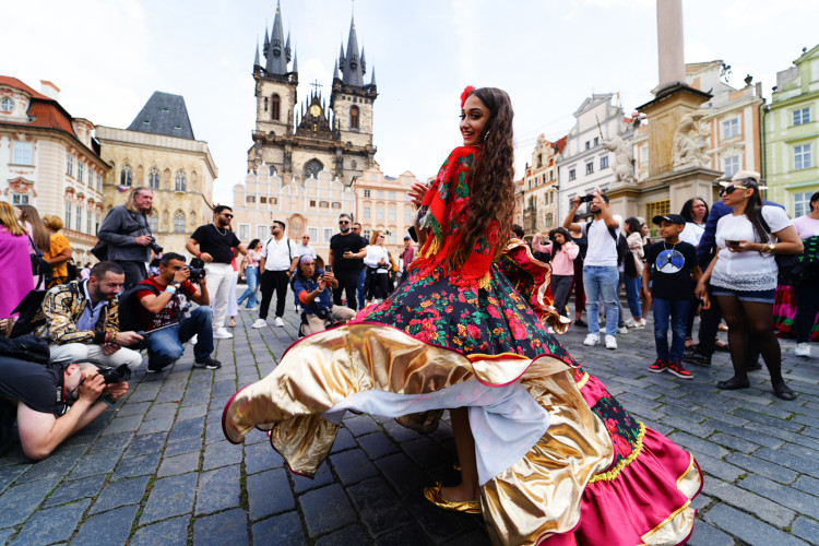 FOTOGALERIE: Prahou prošli v rámci festivalu Khamoro romští hudebníci a tanečnice