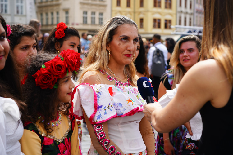 FOTOGALERIE: Prahou prošli v rámci festivalu Khamoro romští hudebníci a tanečnice