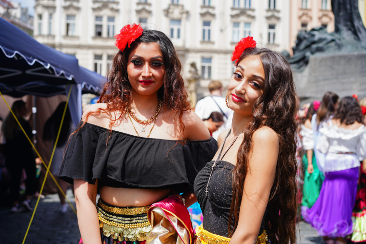 FOTOGALERIE: Prahou prošli v rámci festivalu Khamoro romští hudebníci a tanečnice