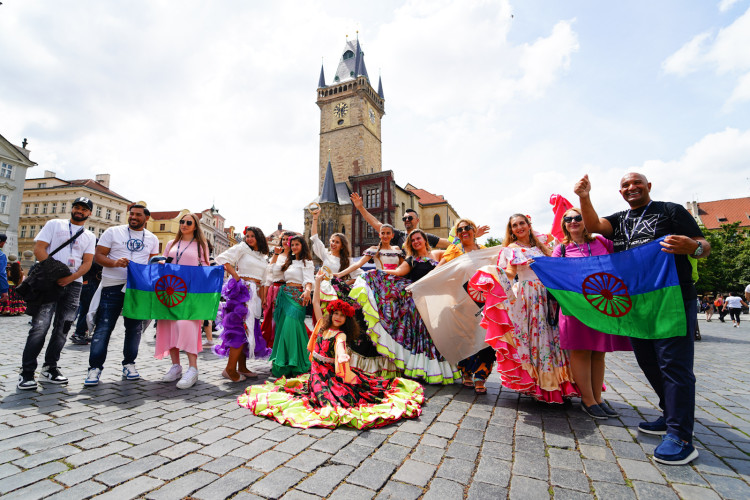 FOTOGALERIE: Prahou prošli v rámci festivalu Khamoro romští hudebníci a tanečnice