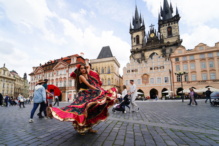 FOTOGALERIE: Prahou prošli v rámci festivalu Khamoro romští hudebníci a tanečnice
