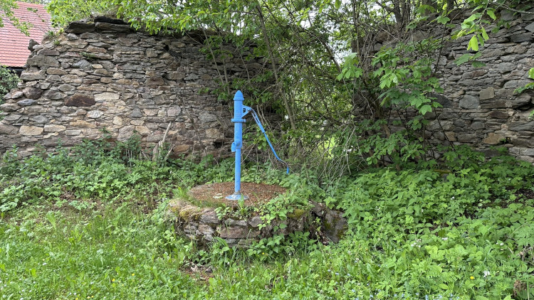 Tato studna se objevila v seriálu Policie Modrava