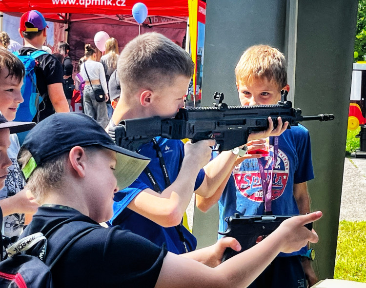 GALERIE: Bezpečné město na hradeckém nábřeží