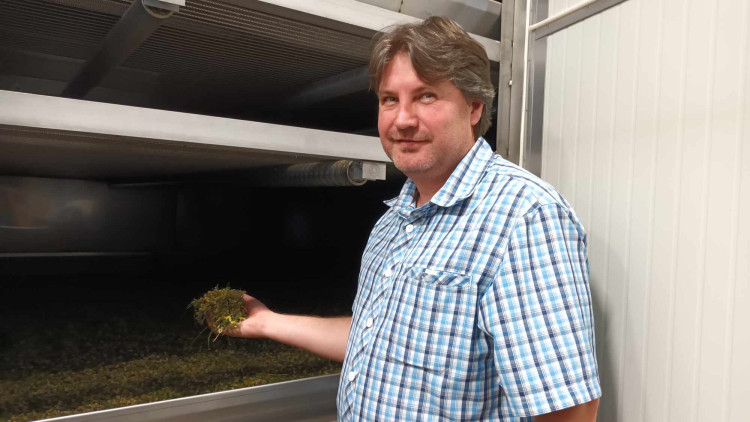 FOTOGALERIE: Jablka a byliny. Kofola rozvíjí sady na Šumpersku