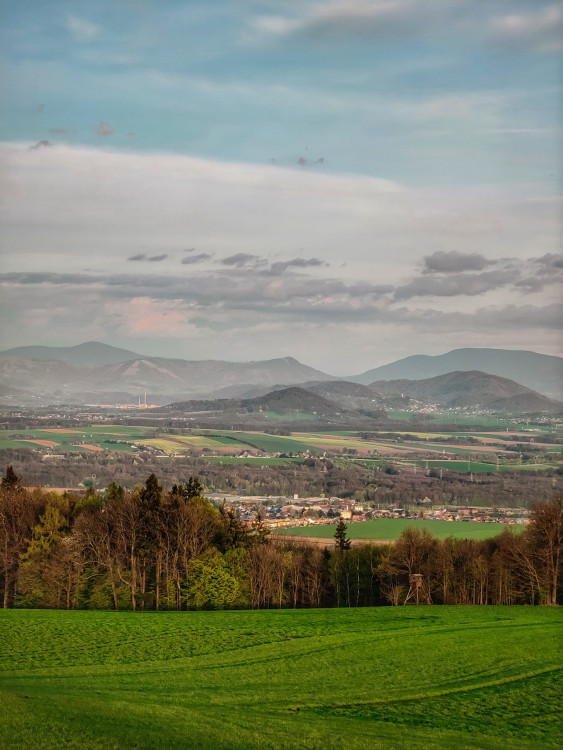 FOTOGALERIE: Důl, studánka, vyhlídkové místo s lehátkem a venkovní geologická expozice