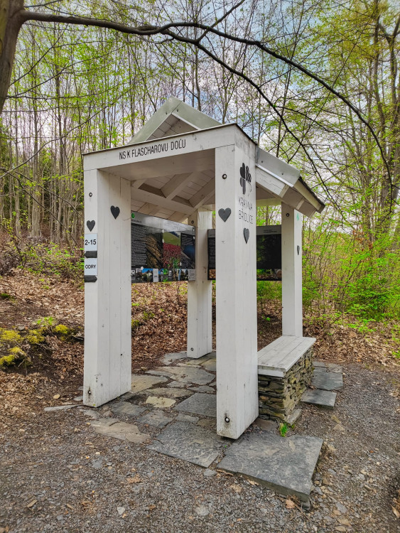 FOTOGALERIE: Důl, studánka, vyhlídkové místo s lehátkem a venkovní geologická expozice