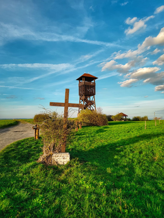 FOTOGALERIE: Důl, studánka, vyhlídkové místo s lehátkem a venkovní geologická expozice