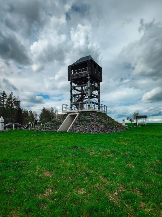 FOTOGALERIE: Důl, studánka, vyhlídkové místo s lehátkem a venkovní geologická expozice
