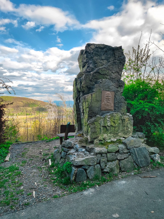 FOTOGALERIE: Důl, studánka, vyhlídkové místo s lehátkem a venkovní geologická expozice