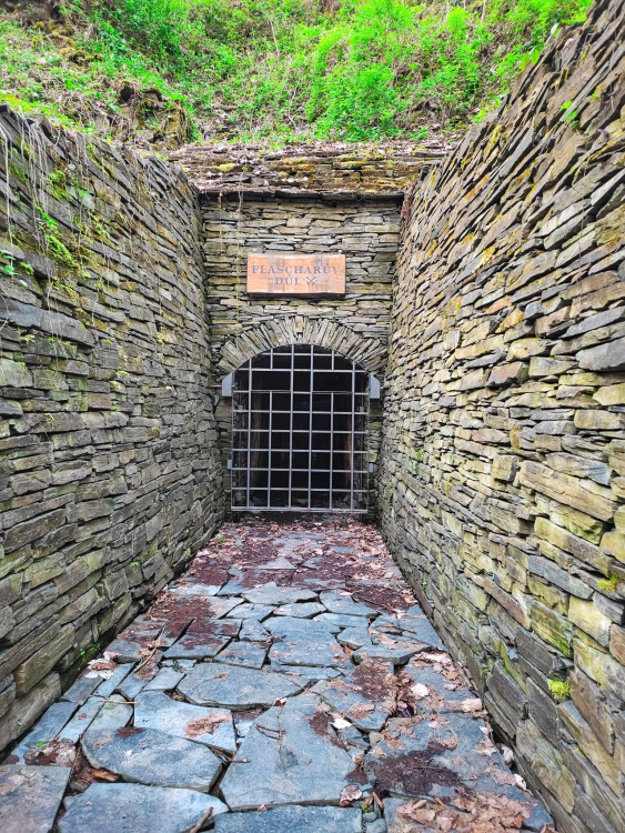 FOTOGALERIE: Důl, studánka, vyhlídkové místo s lehátkem a venkovní geologická expozice