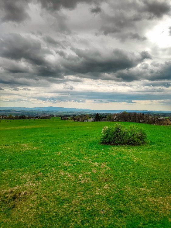 FOTOGALERIE: Důl, studánka, vyhlídkové místo s lehátkem a venkovní geologická expozice