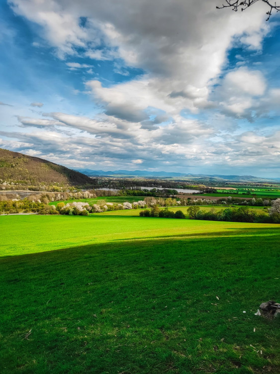 FOTOGALERIE: Důl, studánka, vyhlídkové místo s lehátkem a venkovní geologická expozice