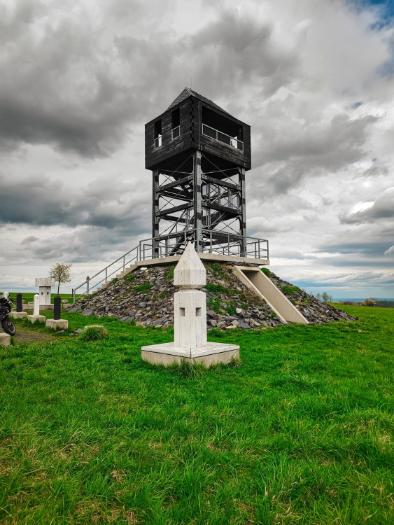 FOTOGALERIE: Důl, studánka, vyhlídkové místo s lehátkem a venkovní geologická expozice