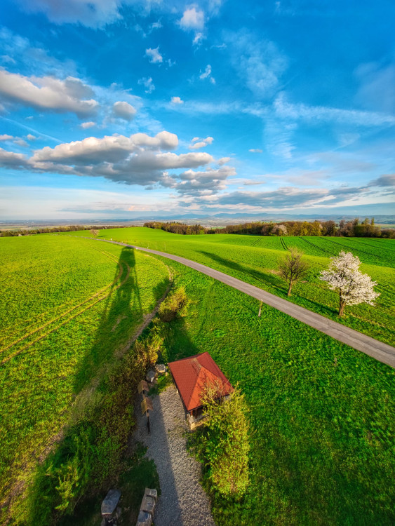 FOTOGALERIE: Důl, studánka, vyhlídkové místo s lehátkem a venkovní geologická expozice