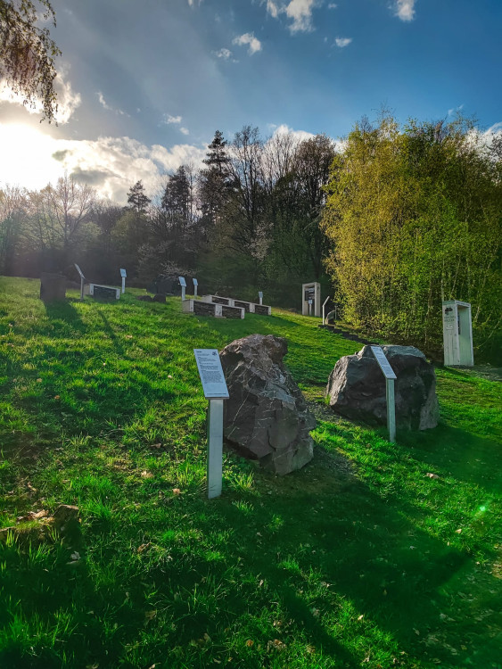 FOTOGALERIE: Důl, studánka, vyhlídkové místo s lehátkem a venkovní geologická expozice