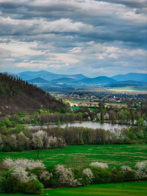 FOTOGALERIE: Důl, studánka, vyhlídkové místo s lehátkem a venkovní geologická expozice