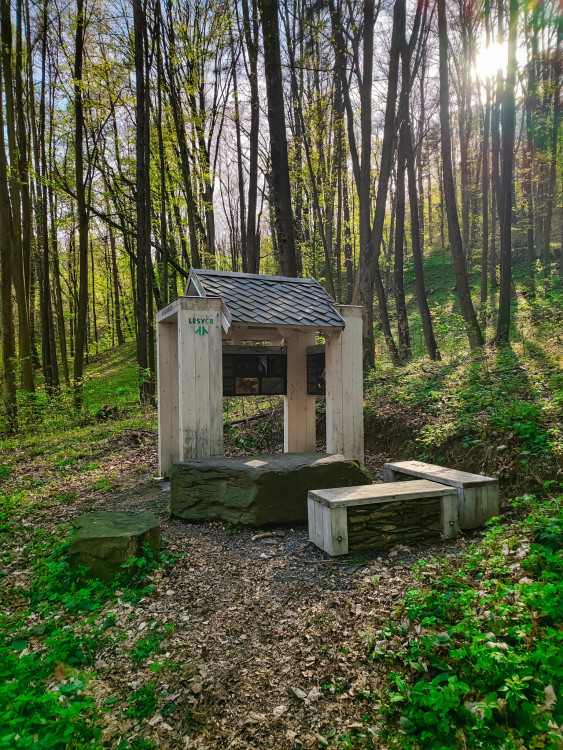 FOTOGALERIE: Důl, studánka, vyhlídkové místo s lehátkem a venkovní geologická expozice