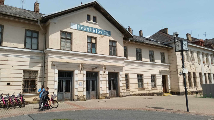 FOTOGALERIE: Správa železnic nechala místní nádraží v Prostějově zpustnout. Nyní ji převezme město