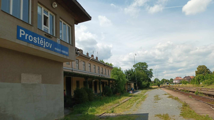 FOTOGALERIE: Správa železnic nechala místní nádraží v Prostějově zpustnout. Nyní ji převezme město