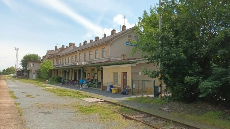 FOTOGALERIE: Správa železnic nechala místní nádraží v Prostějově zpustnout. Nyní ji převezme město