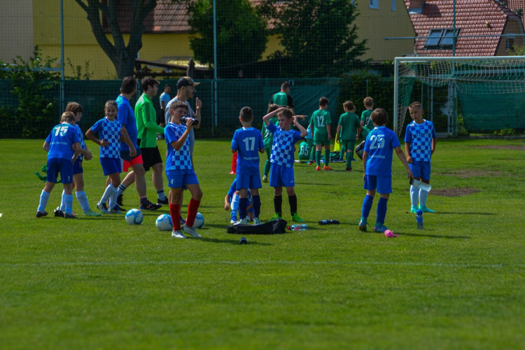 FOTOGALERIE: Malí fotbalisté se utkali na Šmíca Cupu v Dolních Chabrech. Ať to dotáhnout co nejdál, popřál jim Šmicer