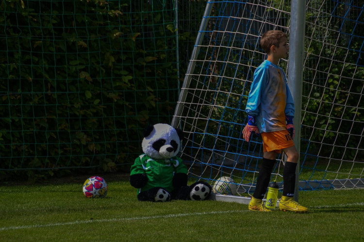 FOTOGALERIE: Malí fotbalisté se utkali na Šmíca Cupu v Dolních Chabrech. Ať to dotáhnout co nejdál, popřál jim Šmicer
