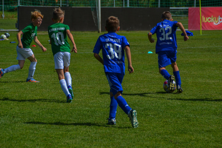 FOTOGALERIE: Malí fotbalisté se utkali na Šmíca Cupu v Dolních Chabrech. Ať to dotáhnout co nejdál, popřál jim Šmicer