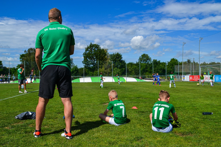 FOTOGALERIE: Malí fotbalisté se utkali na Šmíca Cupu v Dolních Chabrech. Ať to dotáhnout co nejdál, popřál jim Šmicer