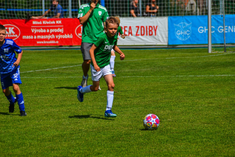 FOTOGALERIE: Malí fotbalisté se utkali na Šmíca Cupu v Dolních Chabrech. Ať to dotáhnout co nejdál, popřál jim Šmicer
