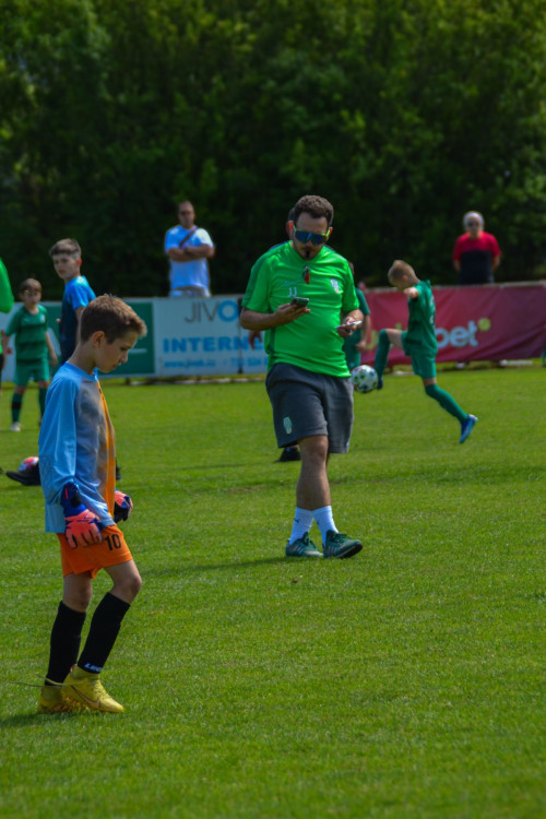 FOTOGALERIE: Malí fotbalisté se utkali na Šmíca Cupu v Dolních Chabrech. Ať to dotáhnout co nejdál, popřál jim Šmicer