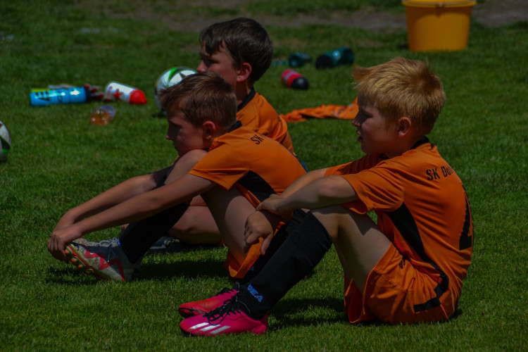 FOTOGALERIE: Malí fotbalisté se utkali na Šmíca Cupu v Dolních Chabrech. Ať to dotáhnout co nejdál, popřál jim Šmicer