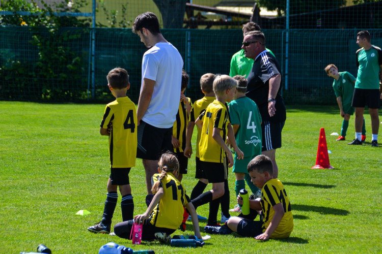 FOTOGALERIE: Malí fotbalisté se utkali na Šmíca Cupu v Dolních Chabrech. Ať to dotáhnout co nejdál, popřál jim Šmicer