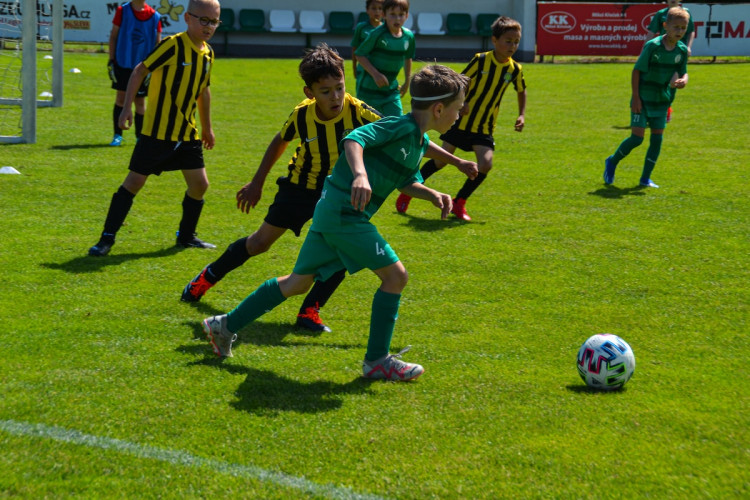 FOTOGALERIE: Malí fotbalisté se utkali na Šmíca Cupu v Dolních Chabrech. Ať to dotáhnout co nejdál, popřál jim Šmicer