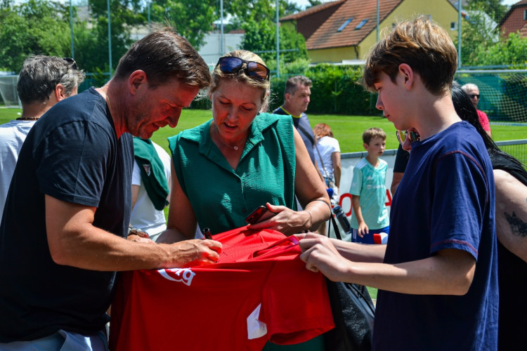 FOTOGALERIE: Malí fotbalisté se utkali na Šmíca Cupu v Dolních Chabrech. Ať to dotáhnout co nejdál, popřál jim Šmicer