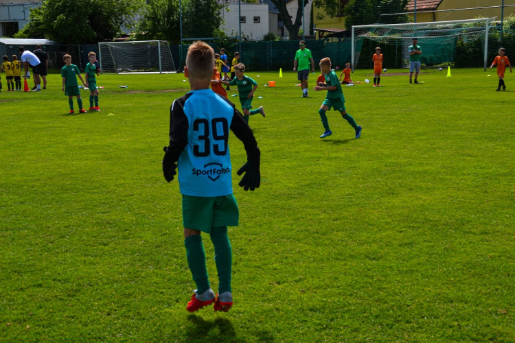 FOTOGALERIE: Malí fotbalisté se utkali na Šmíca Cupu v Dolních Chabrech. Ať to dotáhnout co nejdál, popřál jim Šmicer