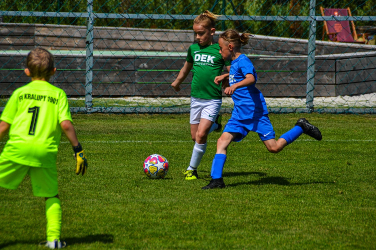 FOTOGALERIE: Malí fotbalisté se utkali na Šmíca Cupu v Dolních Chabrech. Ať to dotáhnout co nejdál, popřál jim Šmicer