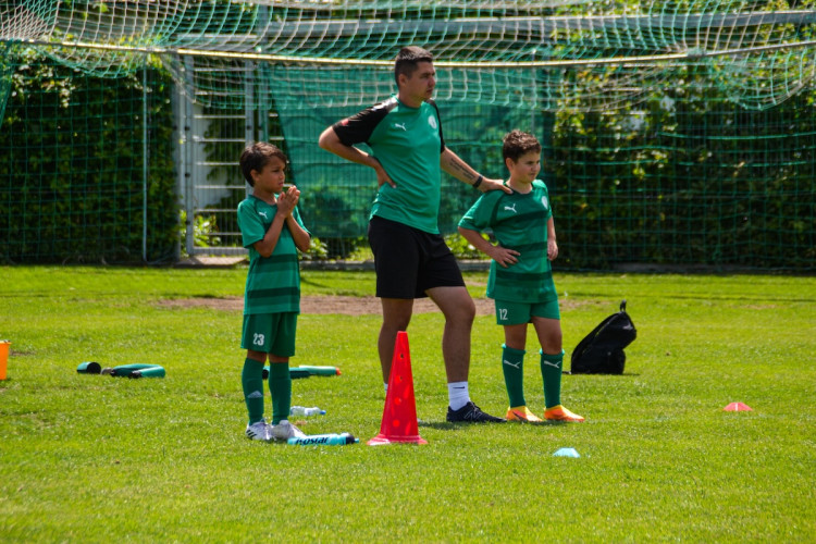 FOTOGALERIE: Malí fotbalisté se utkali na Šmíca Cupu v Dolních Chabrech. Ať to dotáhnout co nejdál, popřál jim Šmicer