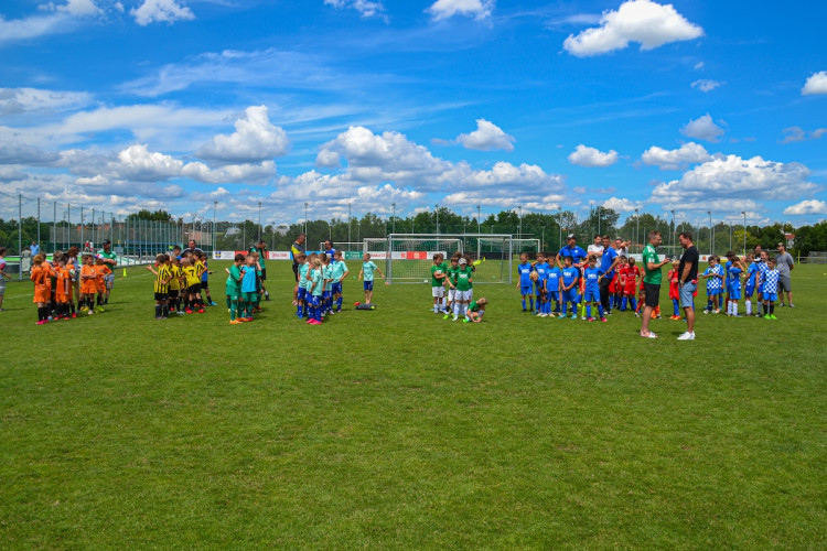 FOTOGALERIE: Malí fotbalisté se utkali na Šmíca Cupu v Dolních Chabrech. Ať to dotáhnout co nejdál, popřál jim Šmicer